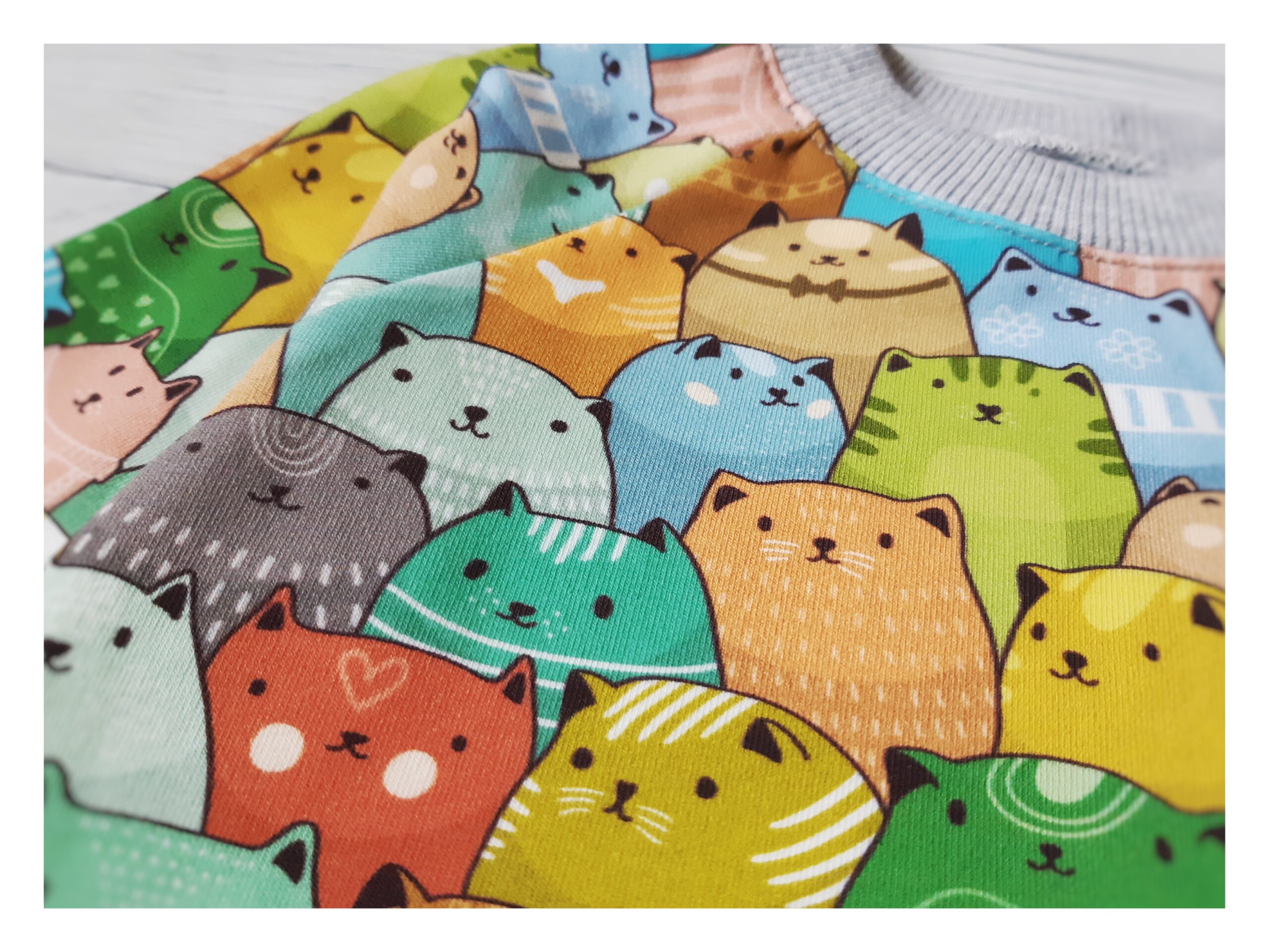 Mielas džemperis su spalvingais katinėliais