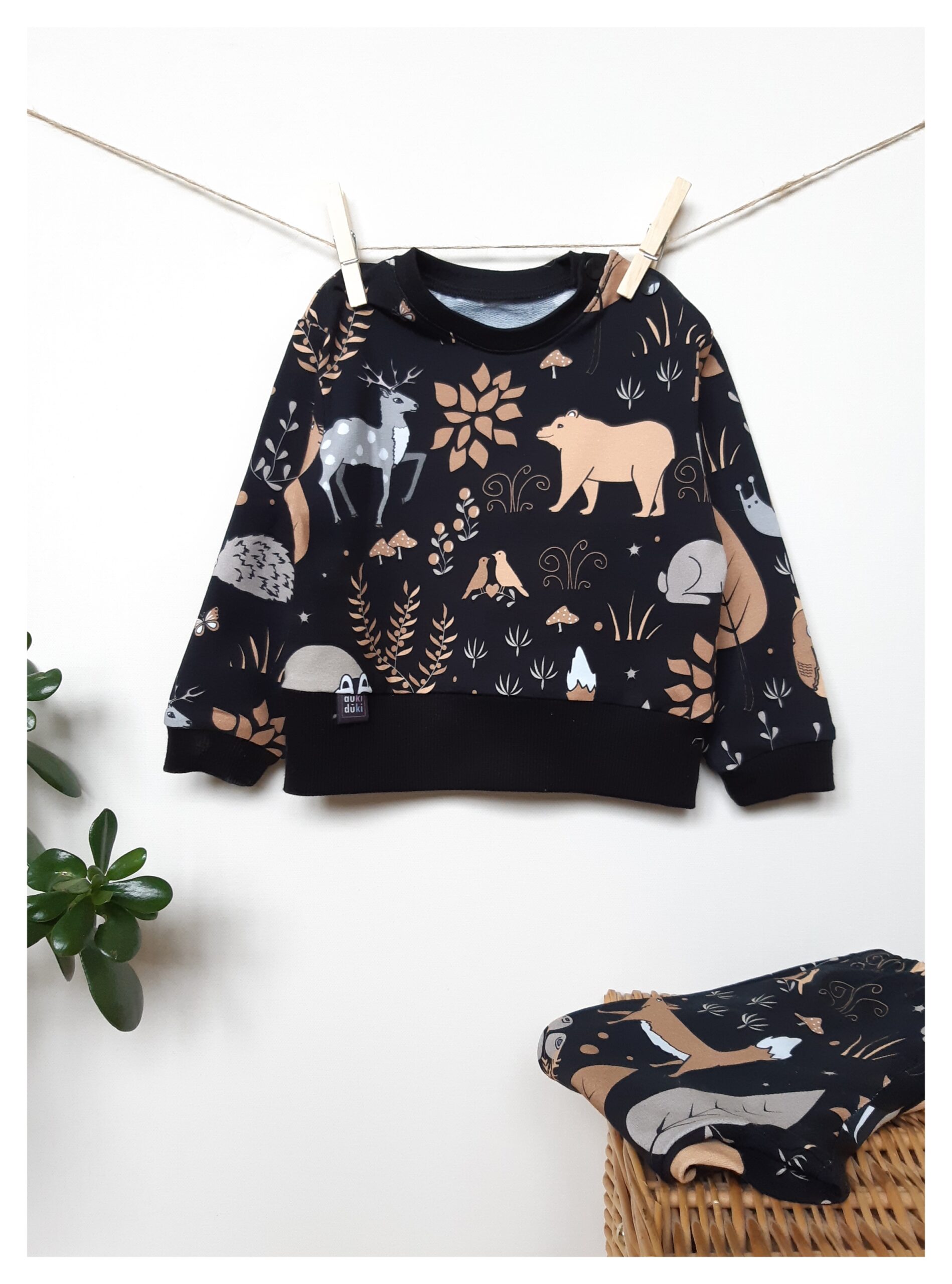 Komplektas – juodas džemperis su miško gyvūnais ir kelnės