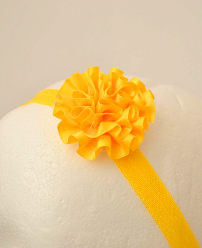 Stilinga geltonos spalvos galvajuostė gėlytė