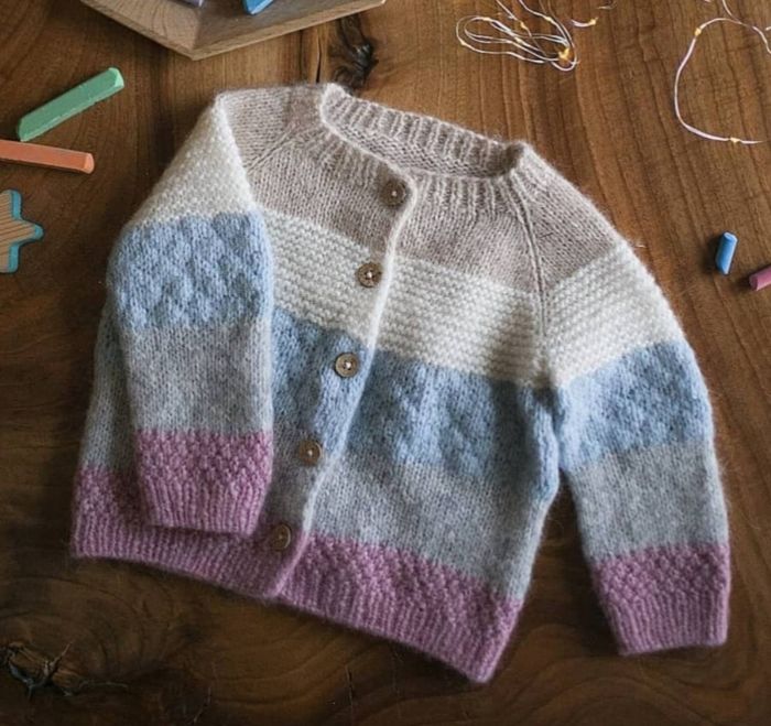 Spalvotas megztinis