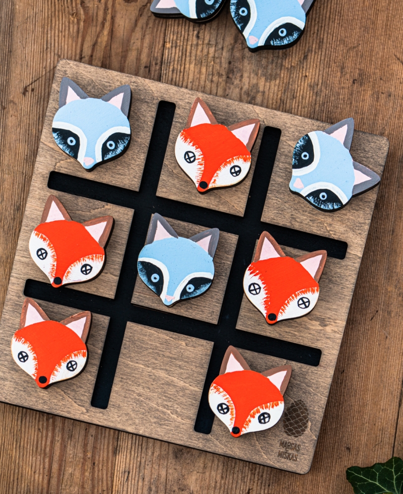 Stalo žaidimas Kryžiukai – nuliukai (lapiukai – šuniukai)